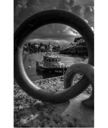 Port de Doëlan vu à travers une chaîne d'amarrage — noir et blanc
