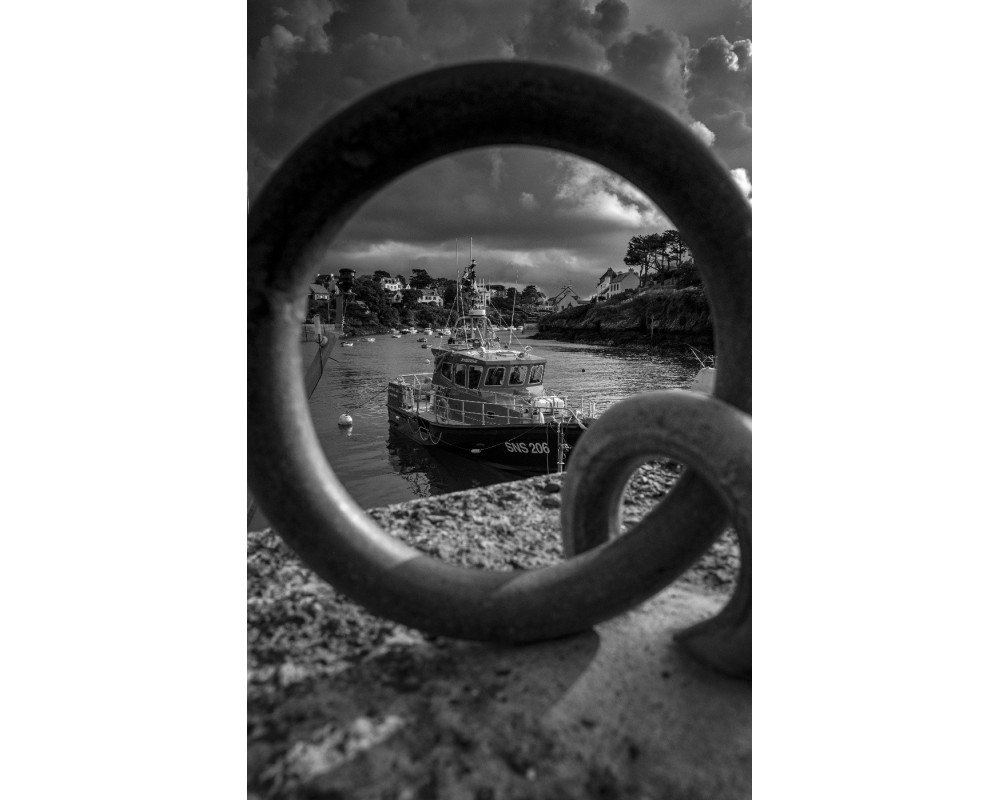 Port de Doëlan vu à travers une chaîne d'amarrage — noir et blanc