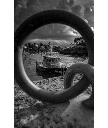 Port de Doëlan vu à travers une chaîne d'amarrage — noir et blanc