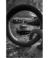 Port de Doëlan vu à travers une chaîne d'amarrage — noir et blanc