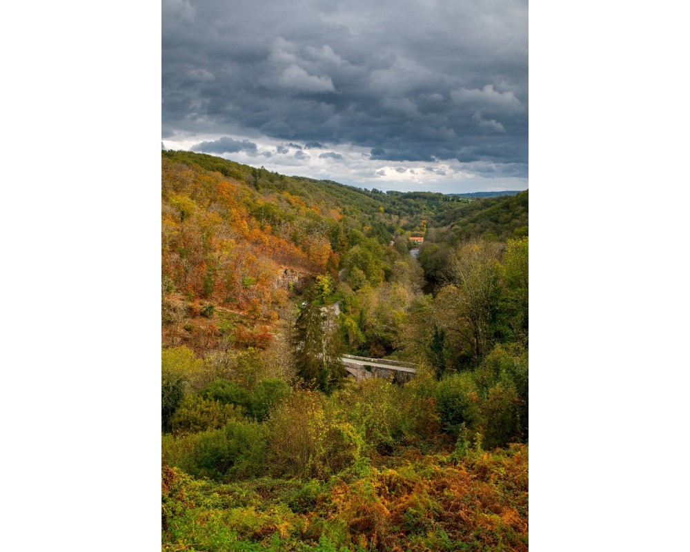 Vallée de la Creuse, collines boisées sous un ciel gris
