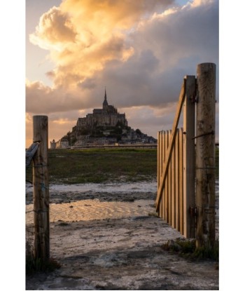 Mont-Saint-Michel au couchant, entre deux piquets de bois