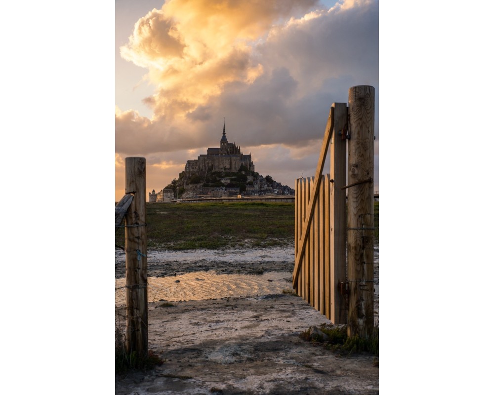 Mont-Saint-Michel au couchant, entre deux piquets de bois