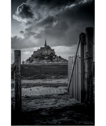 Mont-Saint-Michel entre deux piquets, noir et blanc