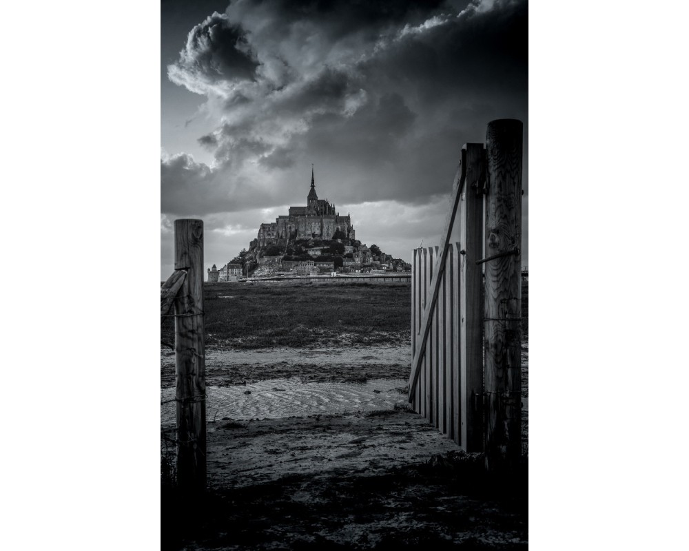 Mont-Saint-Michel entre deux piquets, noir et blanc