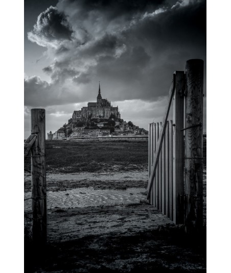 Mont-Saint-Michel entre deux piquets, noir et blanc