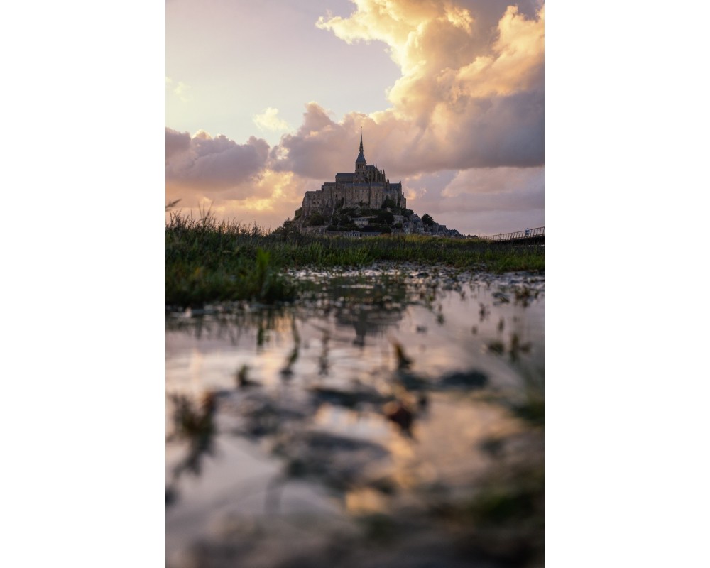 Mont-Saint-Michel et ses reflets dans la baie
