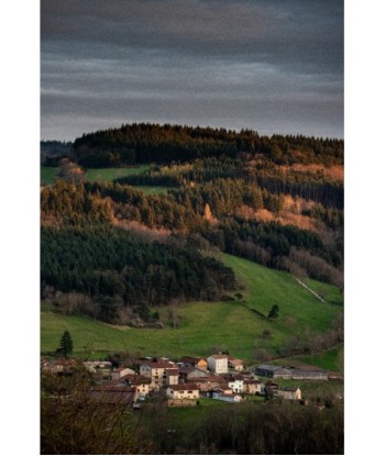 Village et collines du Livradois-Forez sous un ciel gris