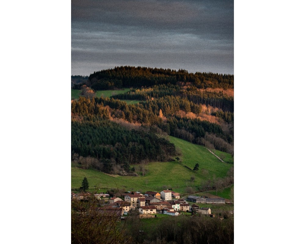 Village et collines du Livradois-Forez sous un ciel gris