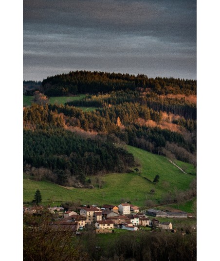 Village et collines du Livradois-Forez sous un ciel gris