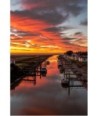 Port du Collet — ciel orangé et chenal au coucher du soleil, format vertical