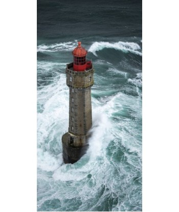Phare de la Jument dans les vagues, format vertical