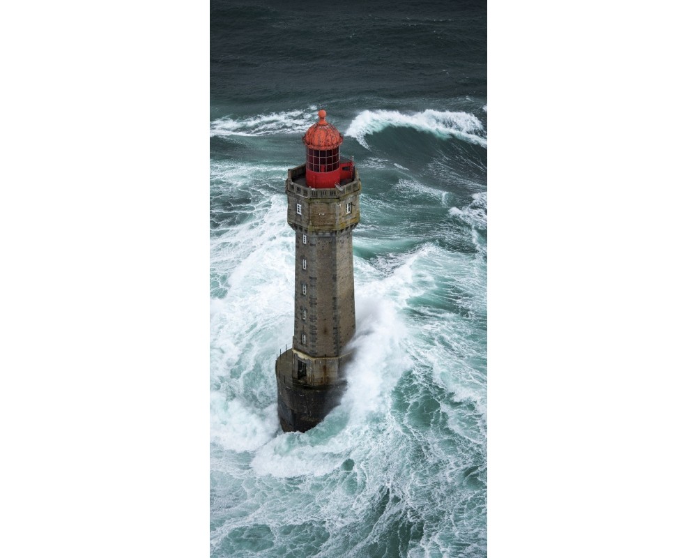 Phare de la Jument dans les vagues, format vertical