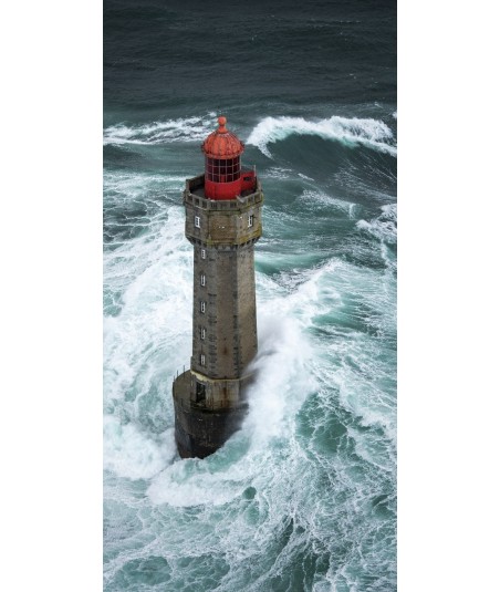 Phare de la Jument dans les vagues, format vertical