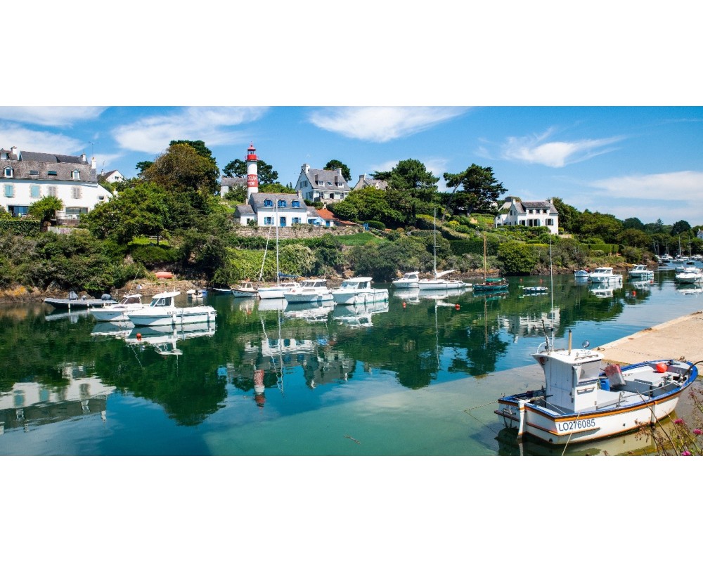 Port de Doëlan en été, ciel bleu et reflets