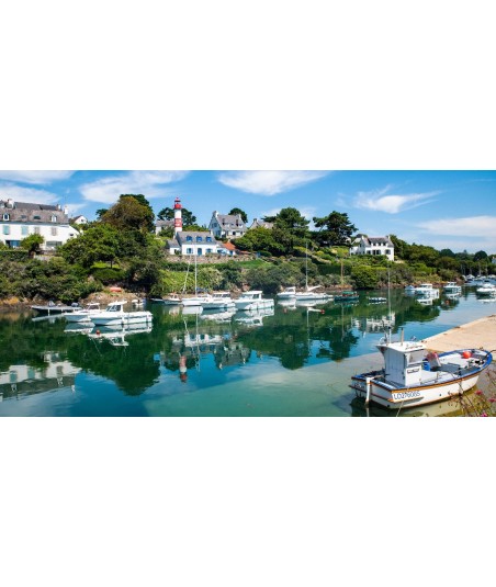 Port de Doëlan en été, ciel bleu et reflets