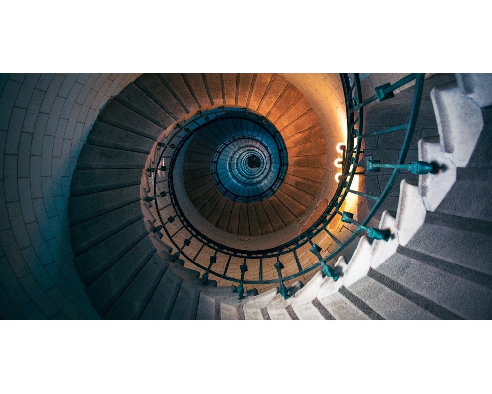 Spirale de l'escalier du phare d'Eckmühl vue d'en bas