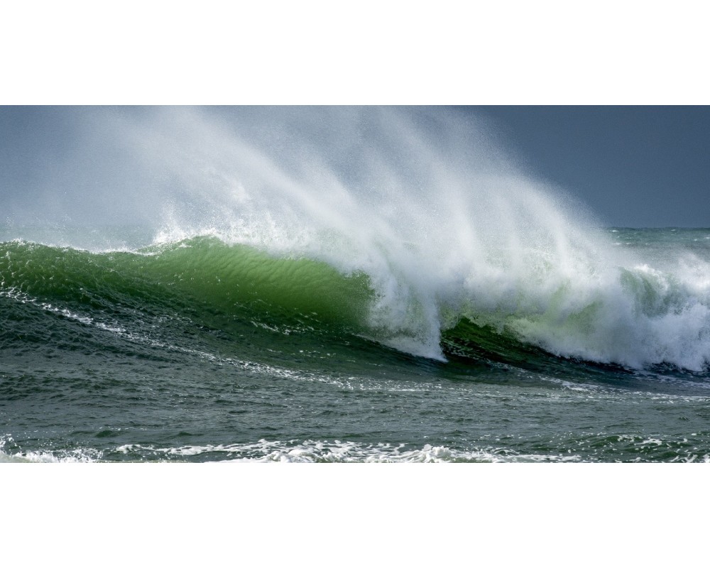 Rouleau vert et panache d'écume à Lesconil