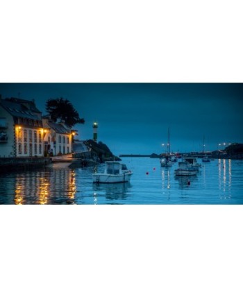 Doëlan à l'heure bleue, maison éclairée et bateaux