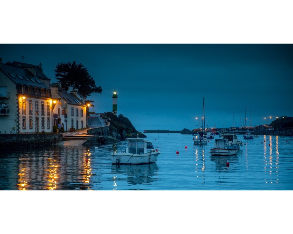Doëlan à l'heure bleue, maison éclairée et bateaux