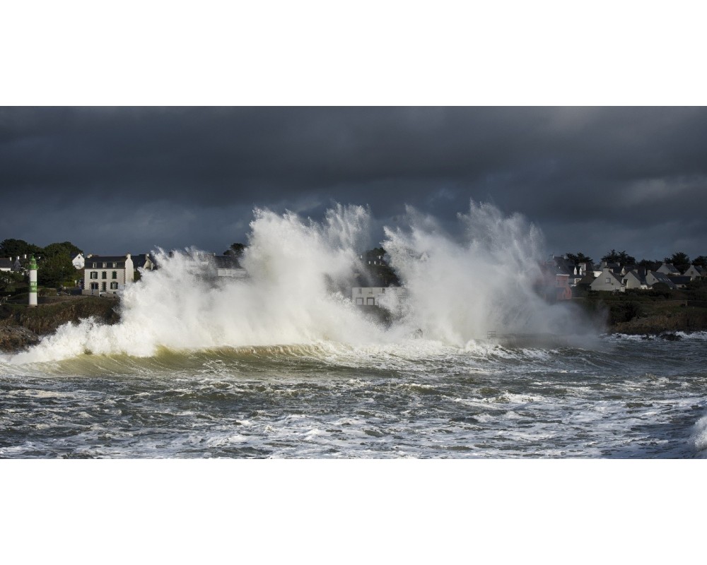 Vague qui explose devant les maisons de Doëlan