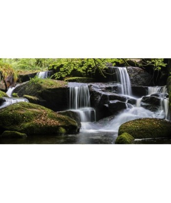 Chutes d'eau de Saint-Herbot dans les rochers moussus