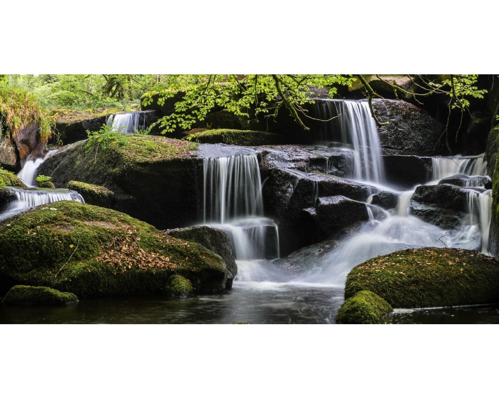 Chutes d'eau de Saint-Herbot dans les rochers moussus