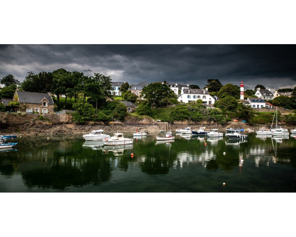 Maisons de Doëlan et reflets sous un ciel gris