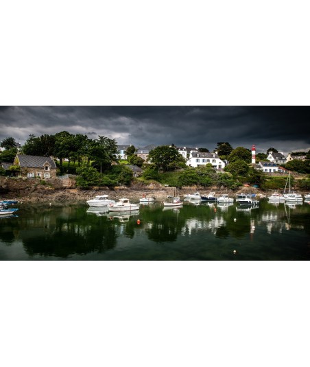 Maisons de Doëlan et reflets sous un ciel gris