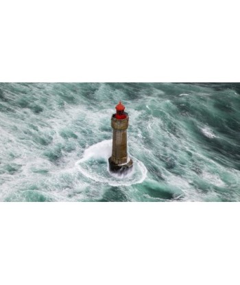 Phare de la Jument cerné d'écume, vue plongeante