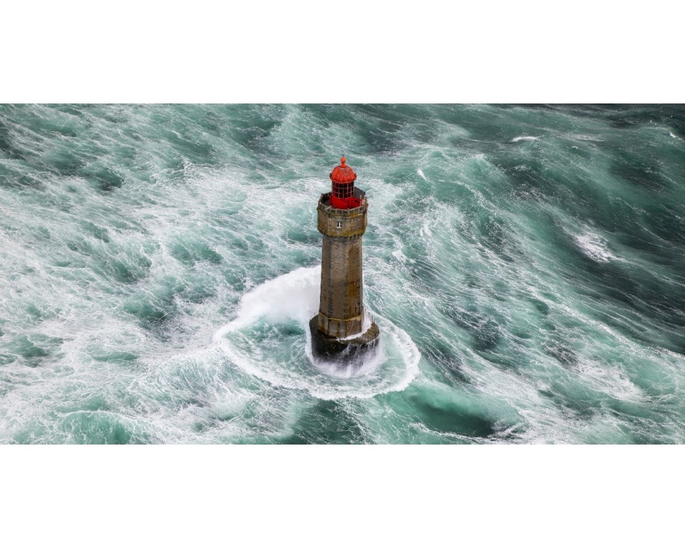 Phare de la Jument cerné d'écume, vue plongeante