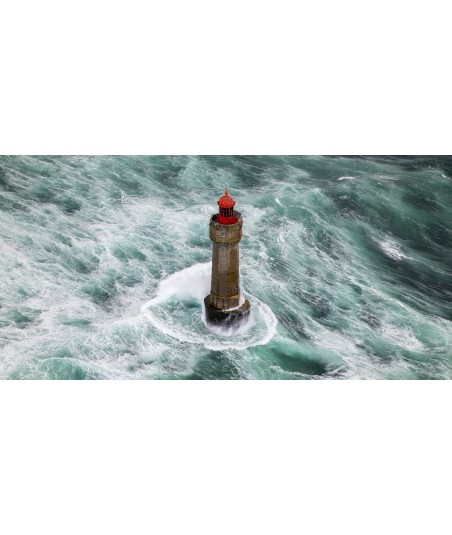 Phare de la Jument cerné d'écume, vue plongeante