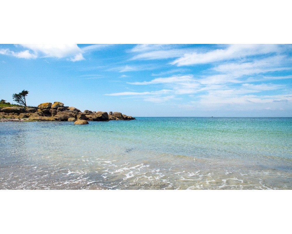 Plage de Trévignon, eau turquoise et ciel d'été