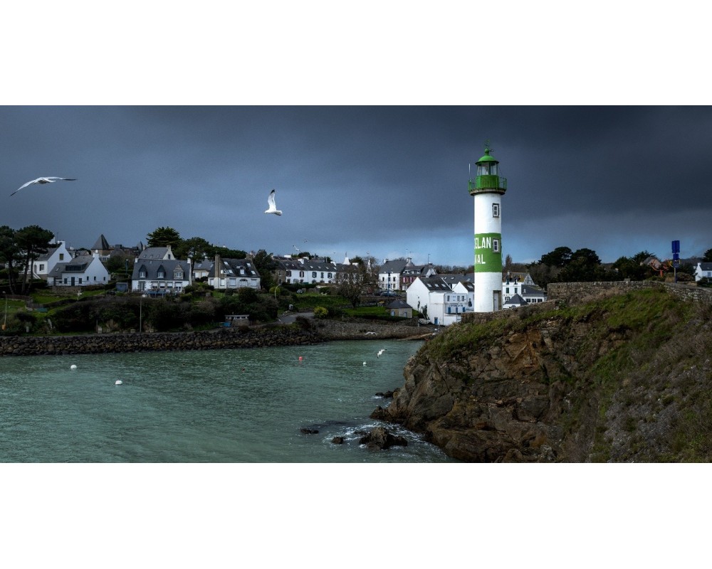 Phare vert et blanc de Doëlan au soir