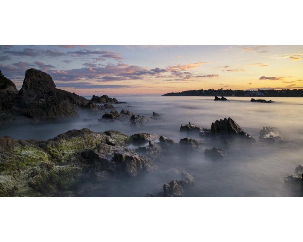 Kerfany au coucher du soleil, mer lisse et rochers