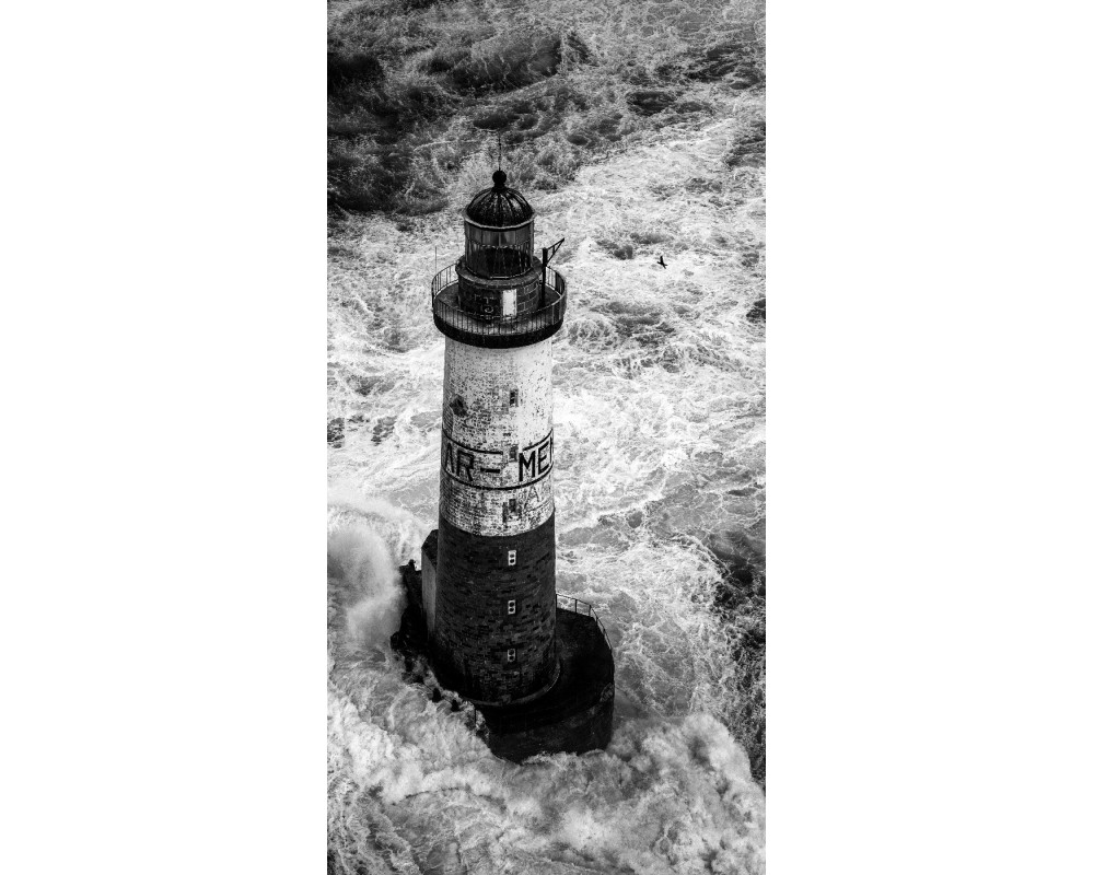 Phare d'Ar-Men en noir et blanc, format vertical