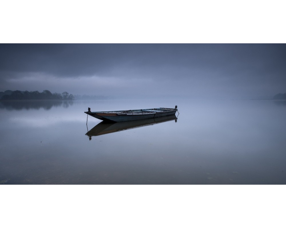 Barque dans la brume du lac de Vioreau