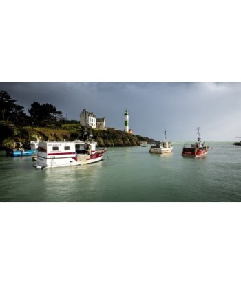 Phare de Doëlan et bateaux, eau verte du port