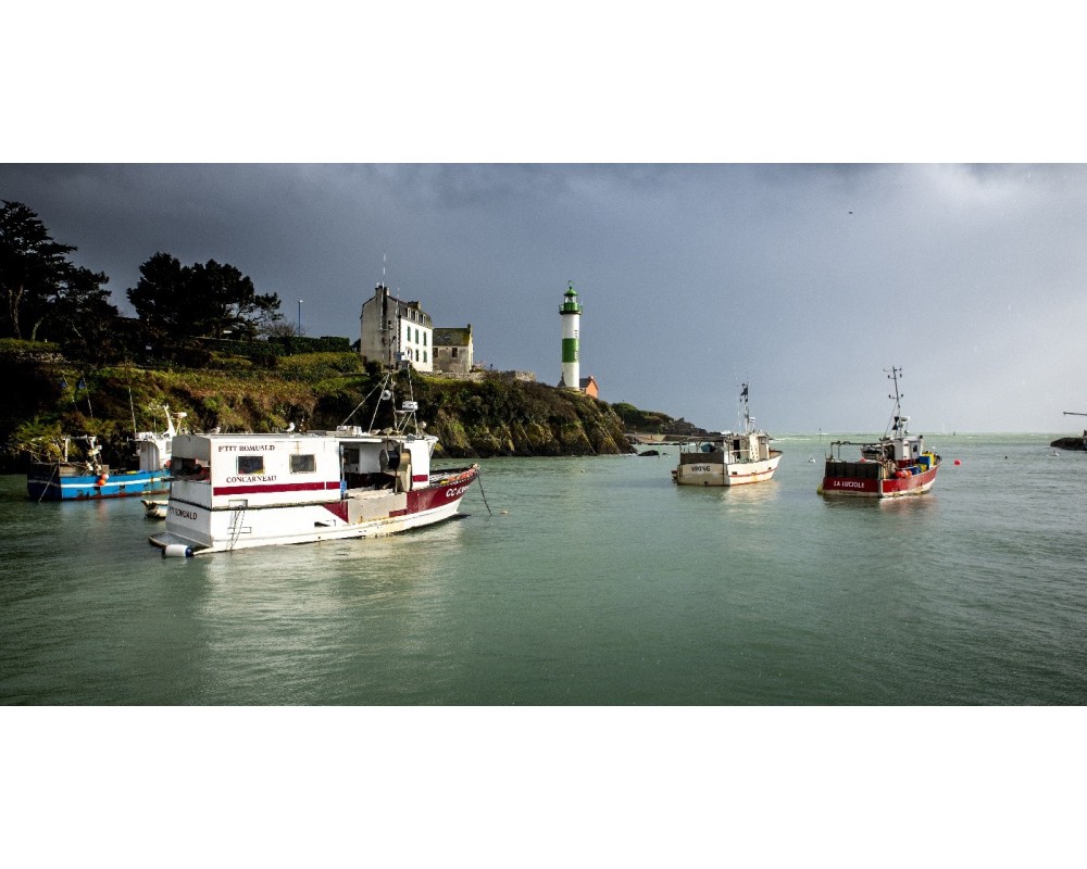 Phare de Doëlan et bateaux, eau verte du port