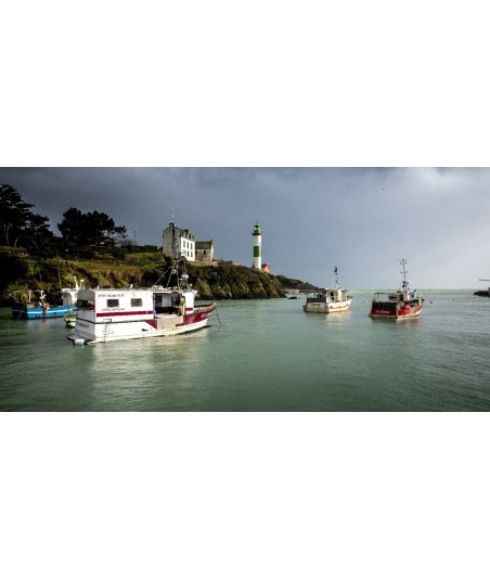 Phare de Doëlan et bateaux, eau verte du port