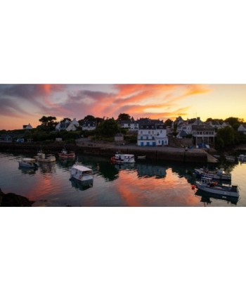 Ciel rose sur le port de Doëlan au coucher du soleil