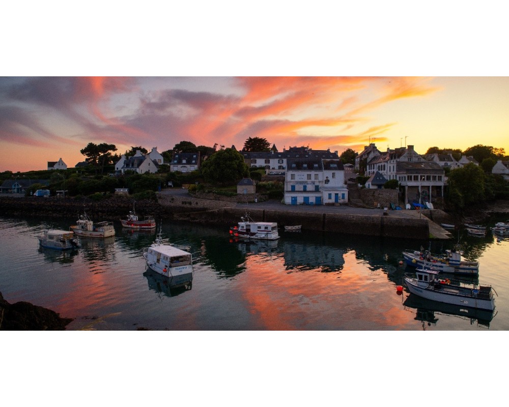 Ciel rose sur le port de Doëlan au coucher du soleil