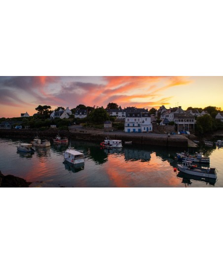 Ciel rose sur le port de Doëlan au coucher du soleil