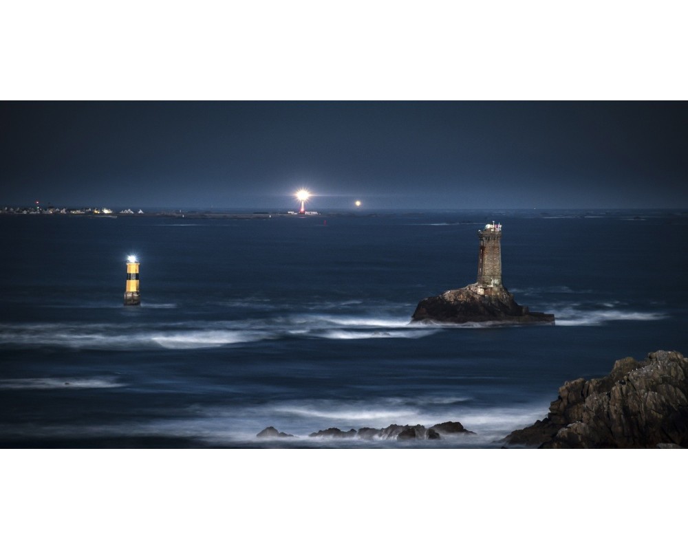 Pointe du Raz la nuit, phares de la Vieille, Sein et Ar-Men