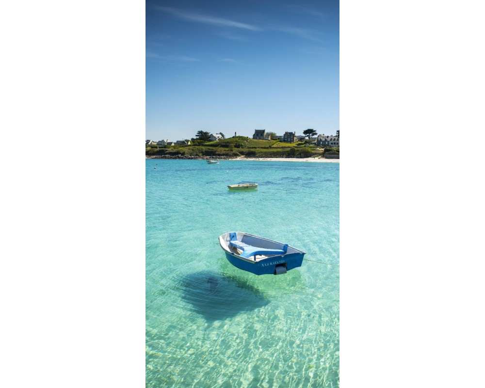 Barque sur l'eau turquoise de Trémazan