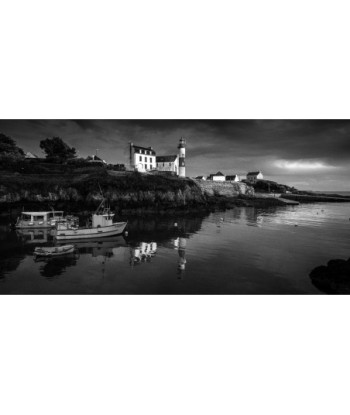 Doëlan en noir et blanc, reflets du phare et des maisons