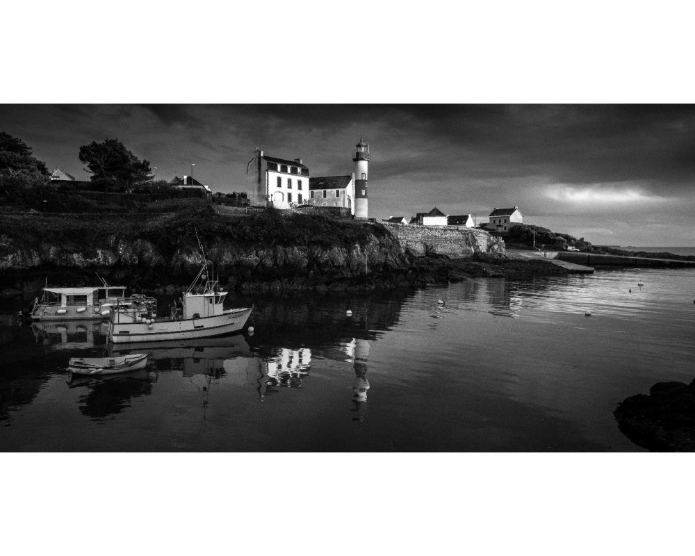 Doëlan en noir et blanc, reflets du phare et des maisons