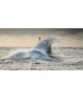 Vague qui déferle sur la côte de Lomener