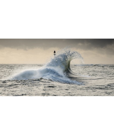 Vague qui déferle sur la côte de Lomener