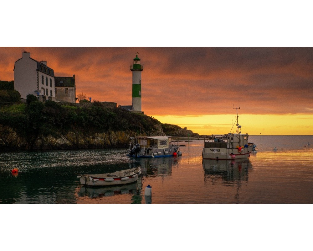 Crépuscule orangé sur le port de Doëlan